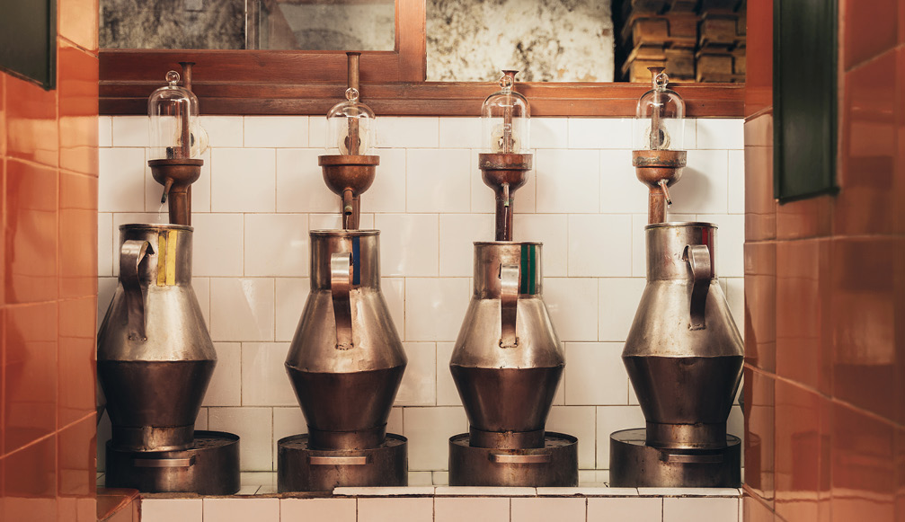 Elaboració de la ginebra a la Destil·leria Xoriguer